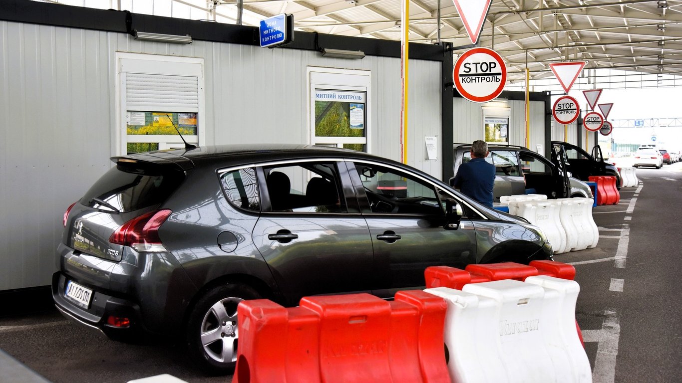 Від штрафів до в’язниці — яка валюта принесе проблеми на кордоні