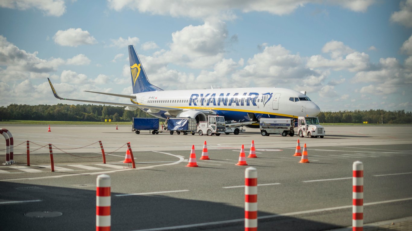 Ryanair будет чаще штрафовать пассажиров за ручную кладь