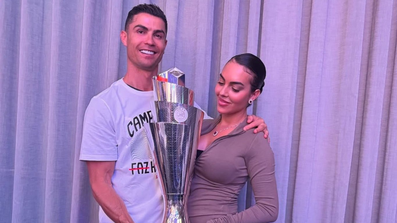 Ronaldo's girlfriend turned out to be very hot for visiting church — photo