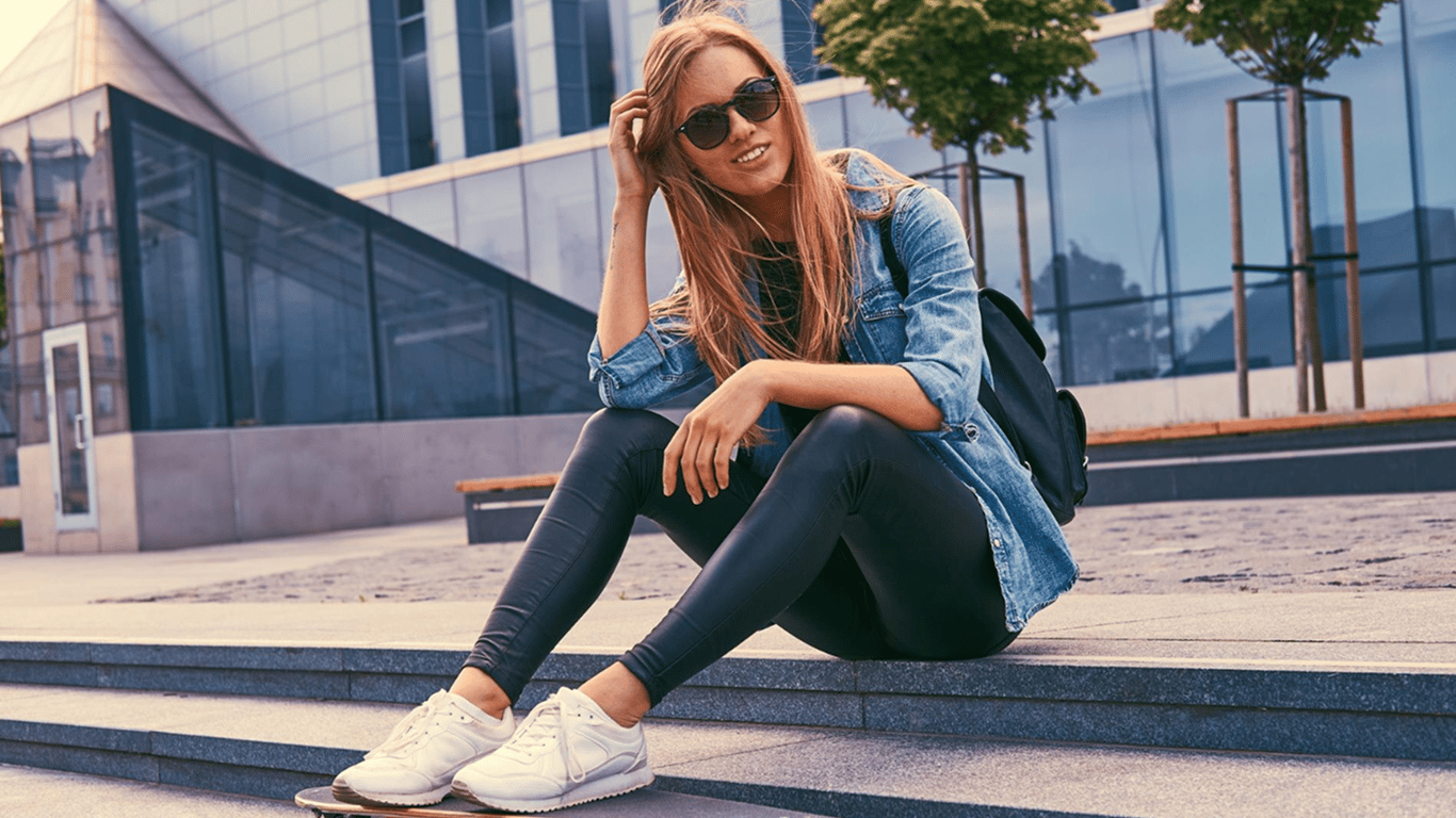 Najmodniejsze sneakersy lata i jesieni 2025 — co wybierają gwiazdy