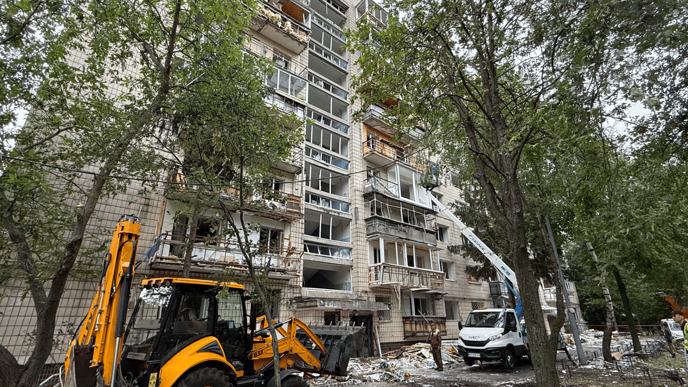 Вылетело больше сотни окон, — последствия удара по Киеву