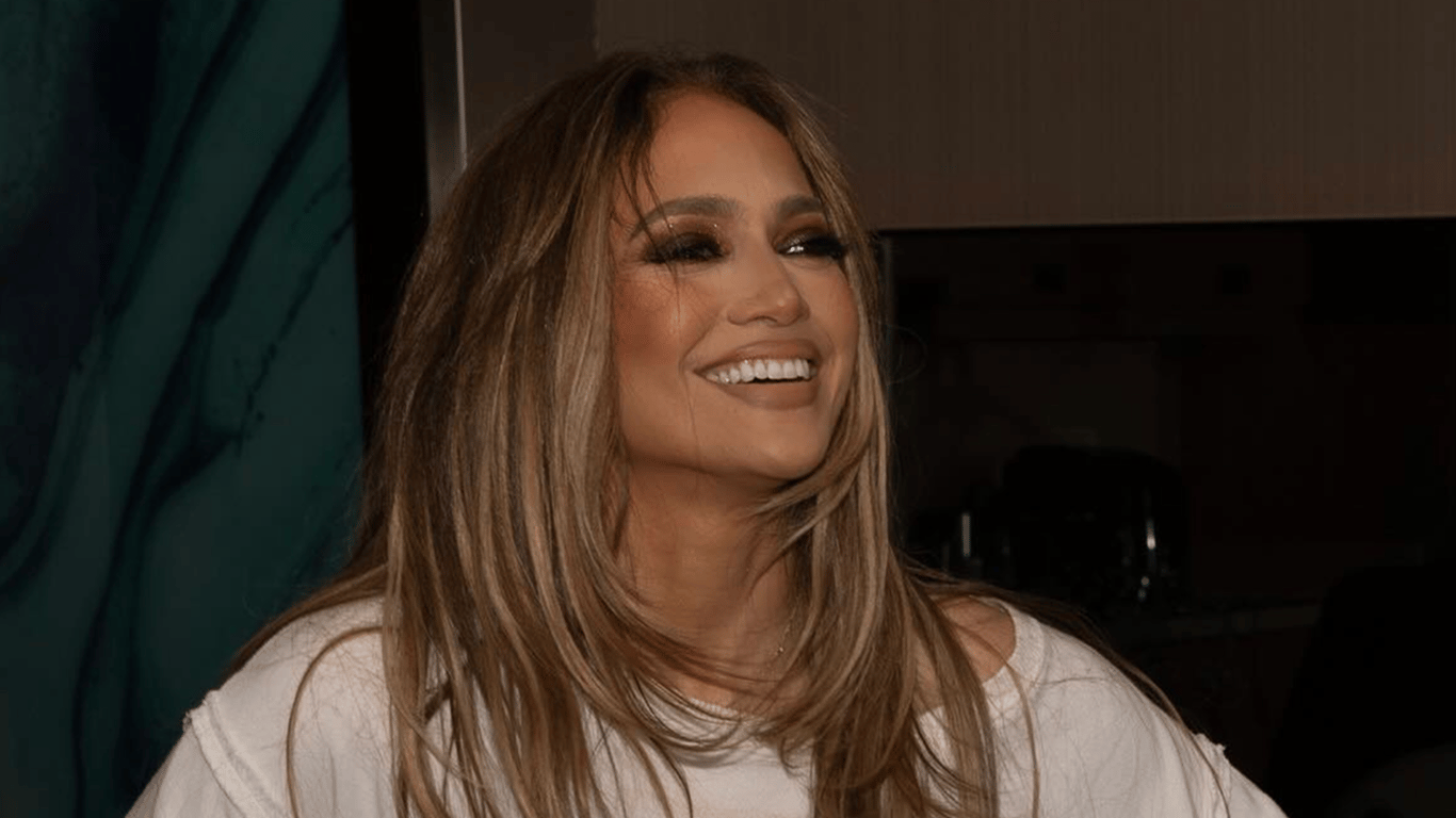 Manicure jak u J Lo — trend, który podbił gwiazdy