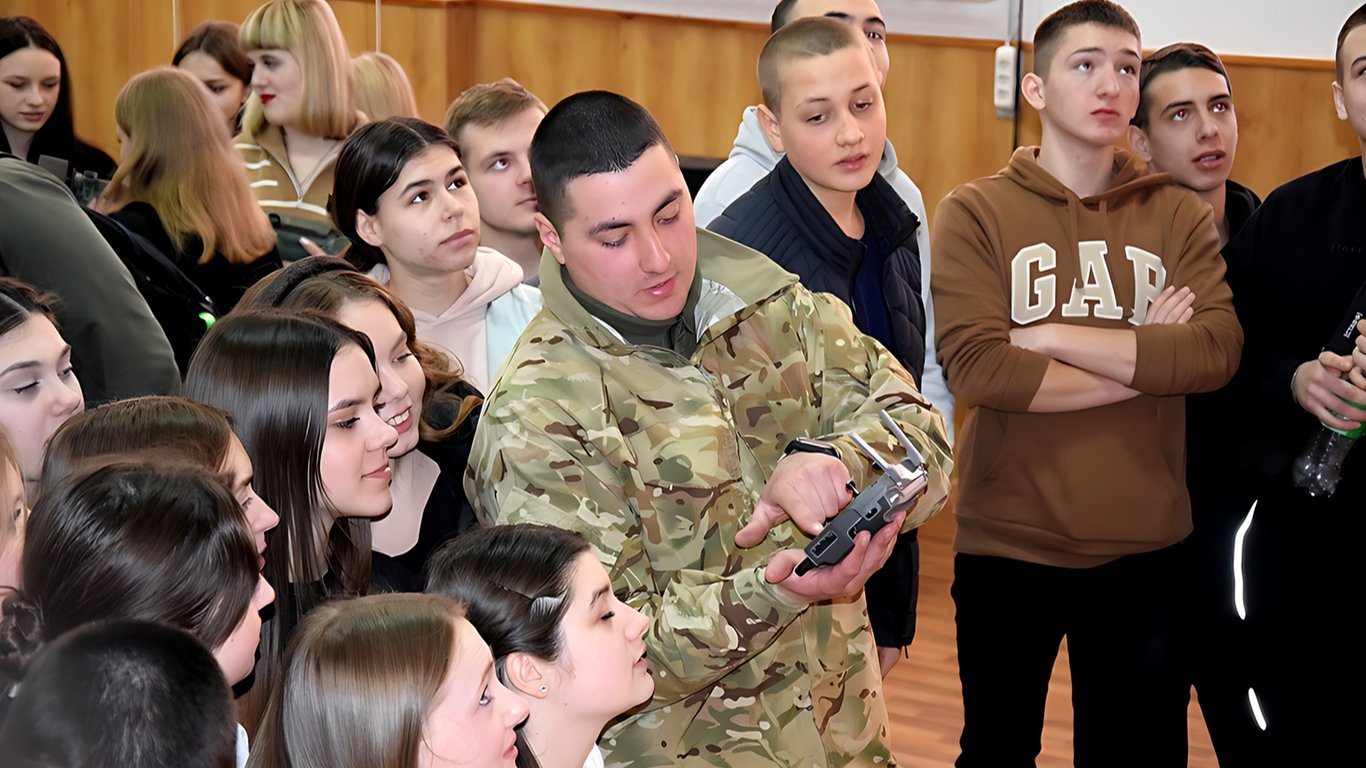 Додаткові виплати інструкторам військових вишів — як отримати