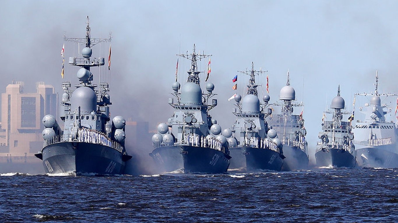 Флот на валізах — як Росія рятує свої військові кораблі