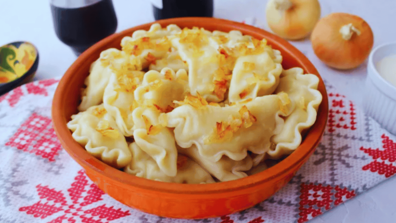 Ciasto na gorącą wodę: idealny przepis na domowe pierogi, które nie rozgotowują się