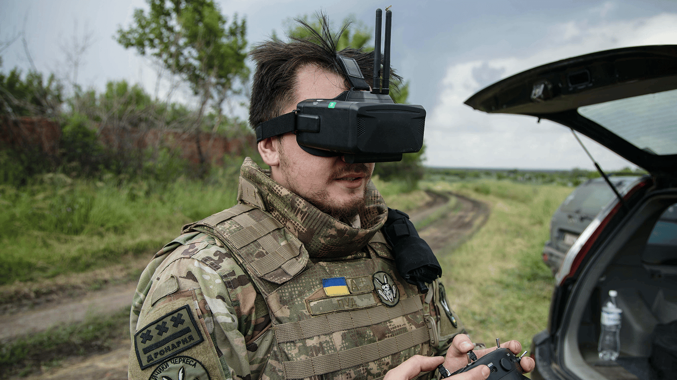 Українські дрони вдарили по заводах та аеродромі з Шахедами у РФ: деталі операції