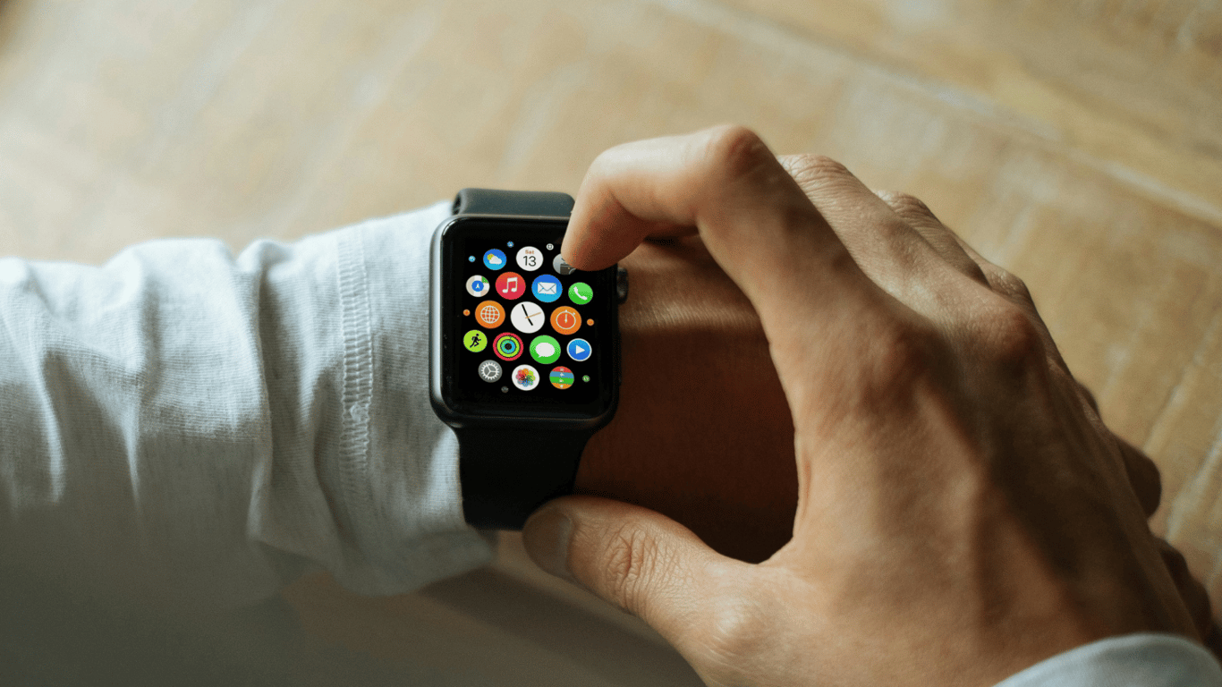 Smartwatches under $100 vs premium models: what is really worth overpaying for