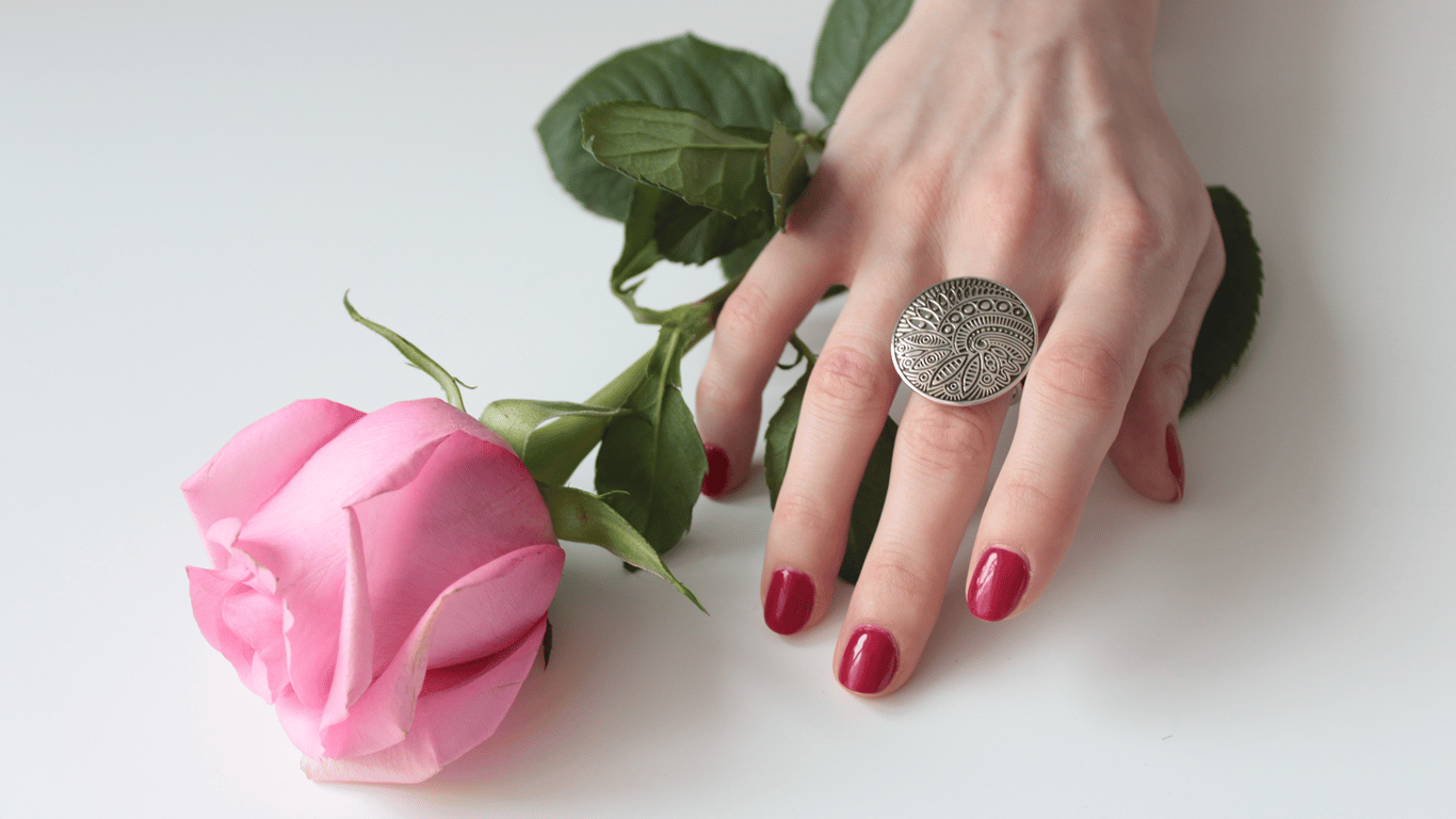 Królowski manicure: jakie odcienie wybierają Diana, Kate i Elżbieta II