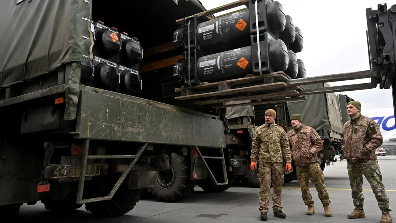 США через постачання зброї намагаються змусити Росію до переговорів: що каже посол НАТО