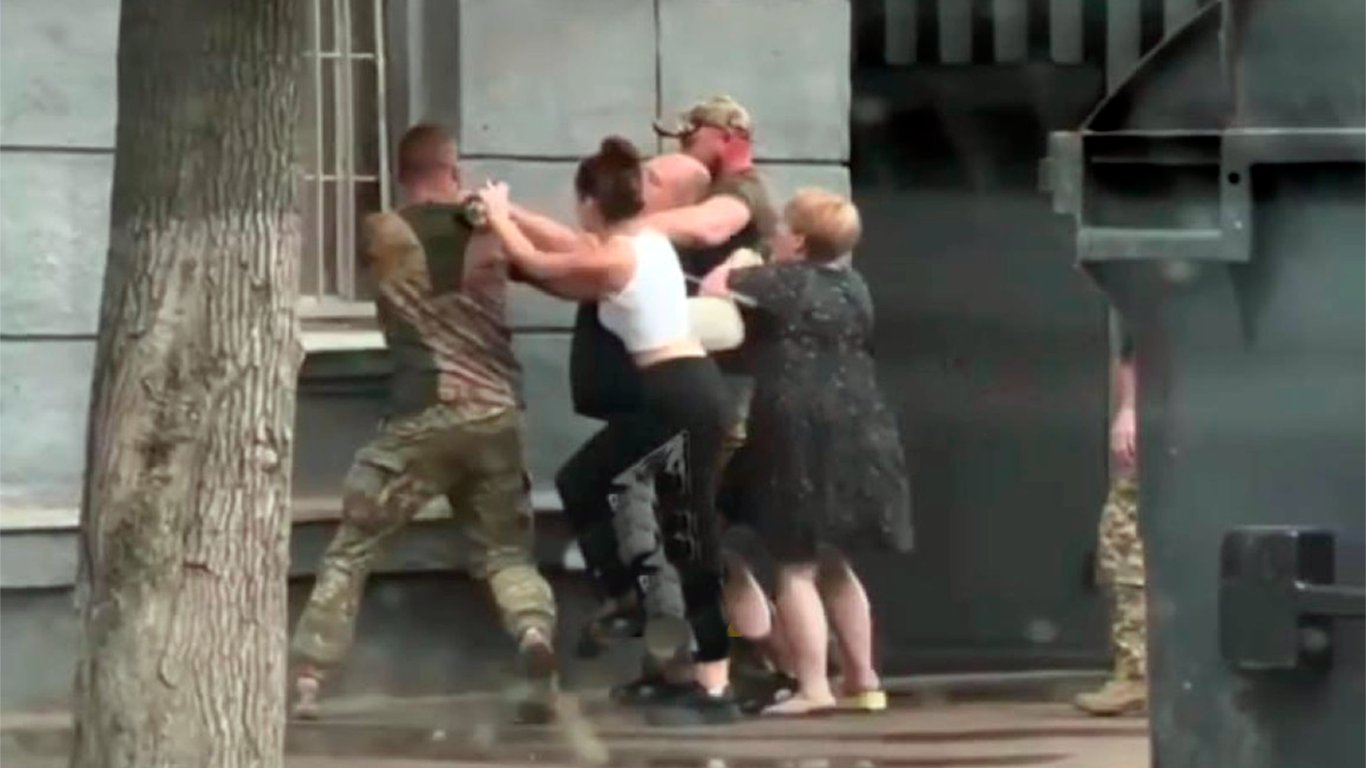 В Одесі цивільна напала на пораненого військового: деталі конфлікту біля ТЦК