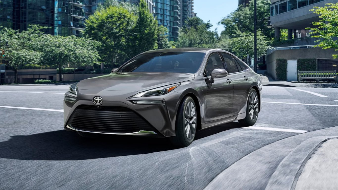 Toyota Mirai — the most absurd car today: why the hydrogen sedan is useless