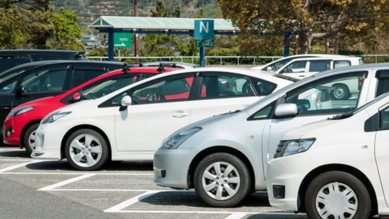 Warszawa, Paryż, Berlin: jak światowe stolice rozwiązują problem parkowania i transportu