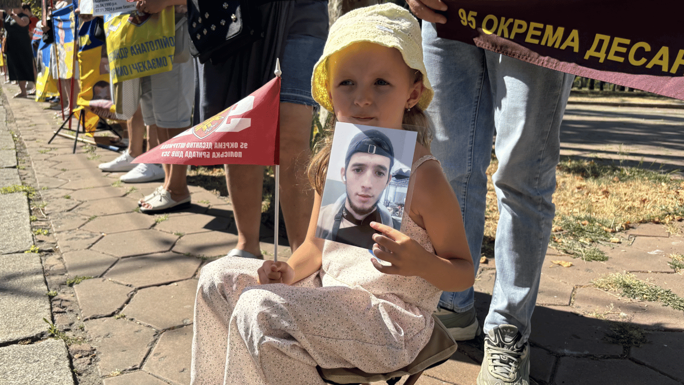 В Одесі знову вийшли на акцію за полонених: історії родин, які чекають на повернення