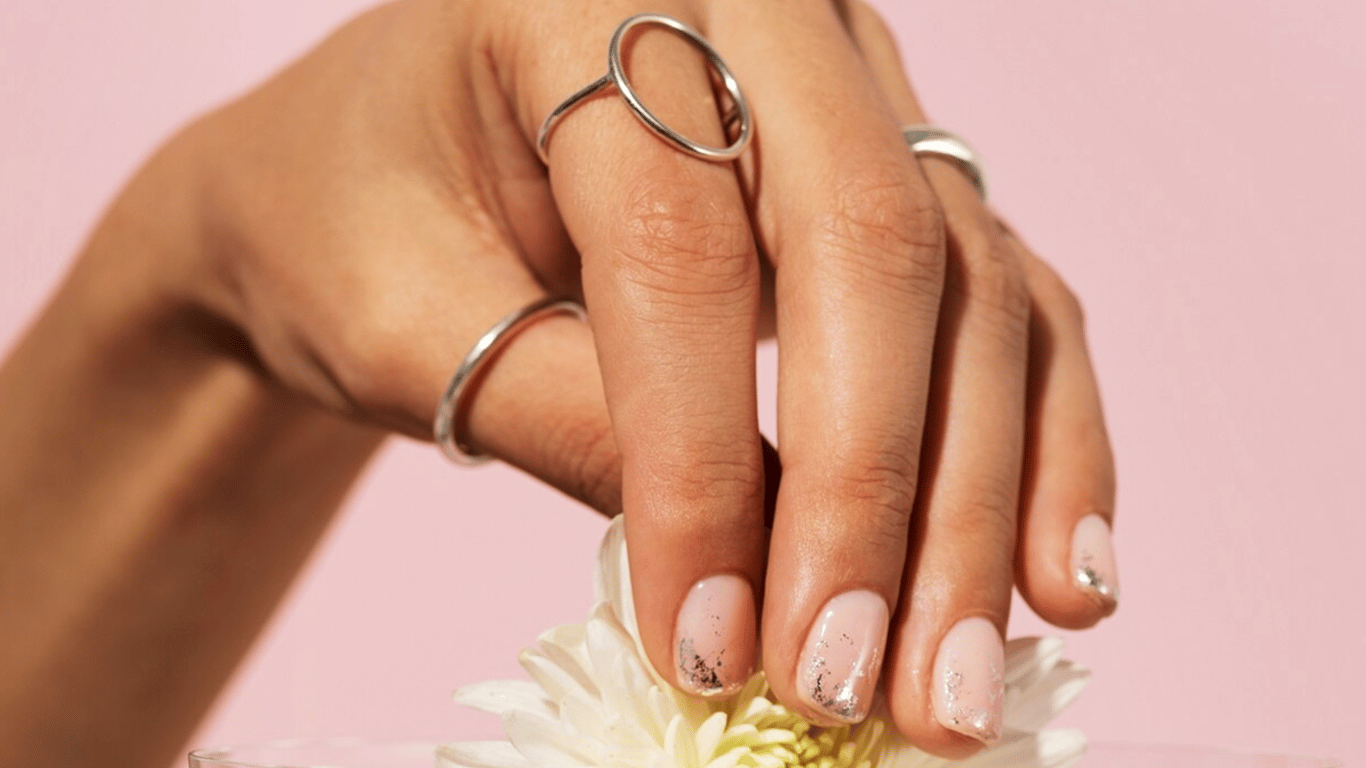 Trend Soap Nails: wie man ein perfektes Nailart macht, das die Stars tragen