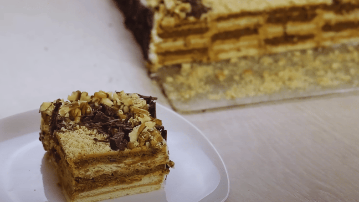 Tort bez pieczenia w 15 minut: prosty przepis ze śmietaną i orzechami