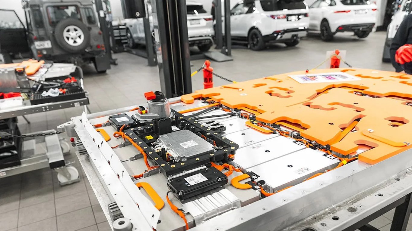 Battery Replacement in Electric Vehicles: Why It’s Dangerous to Do It Yourself