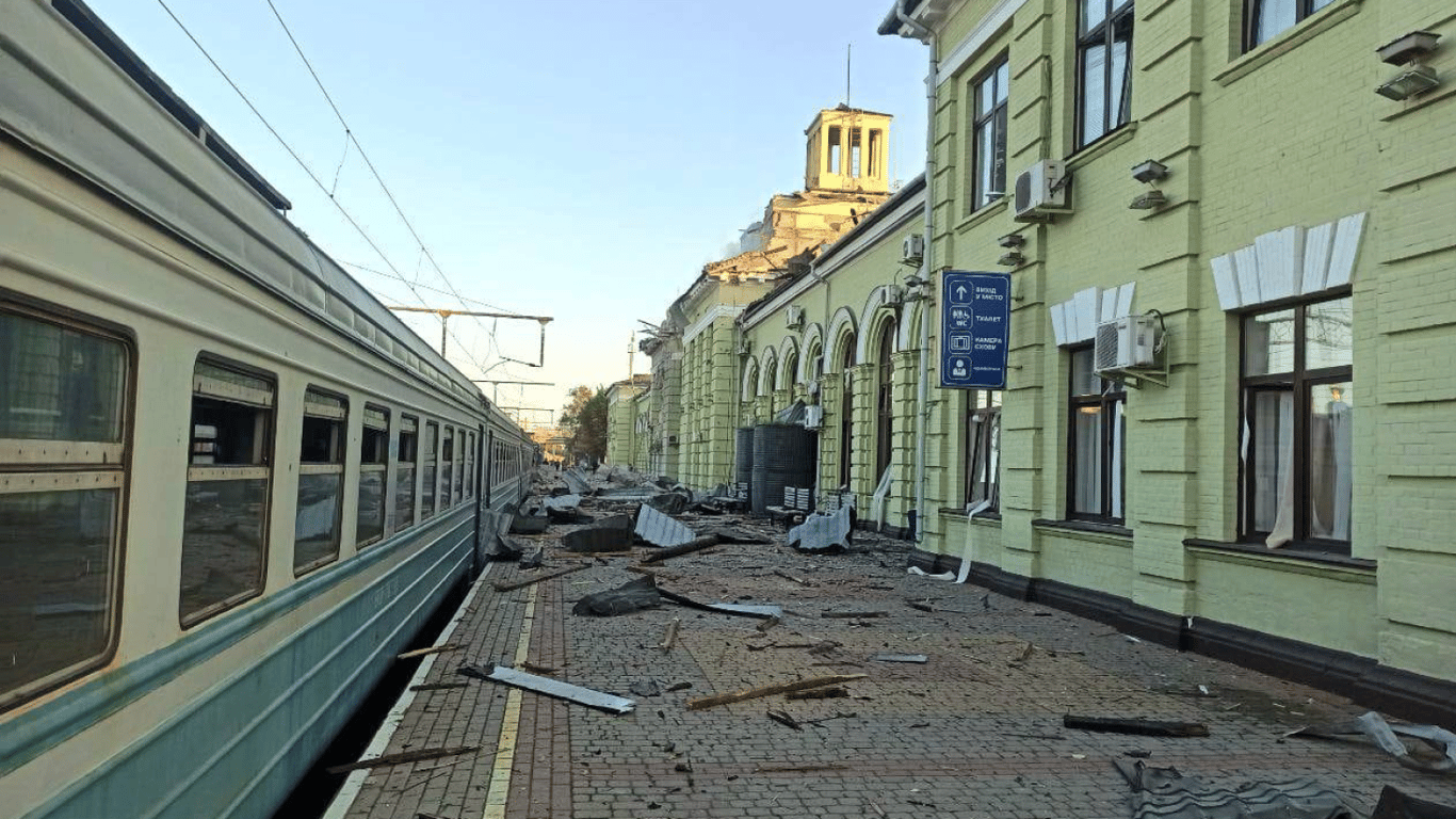 Росіяни вдарили по залізниці в Лозовій: загинув механік, є поранені