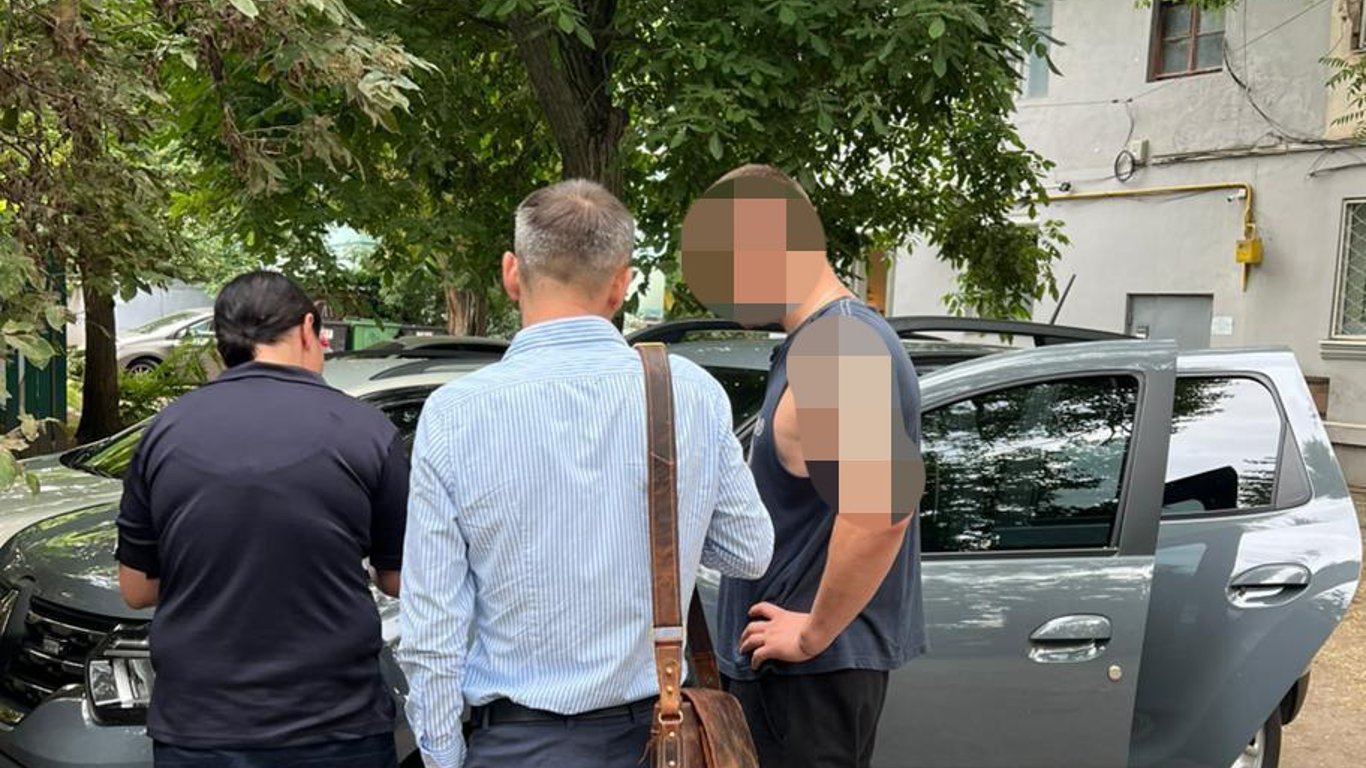 У Одесі затримали інспектора ТЦК: він організовував відстрочки за хабарі до $16 тисяч