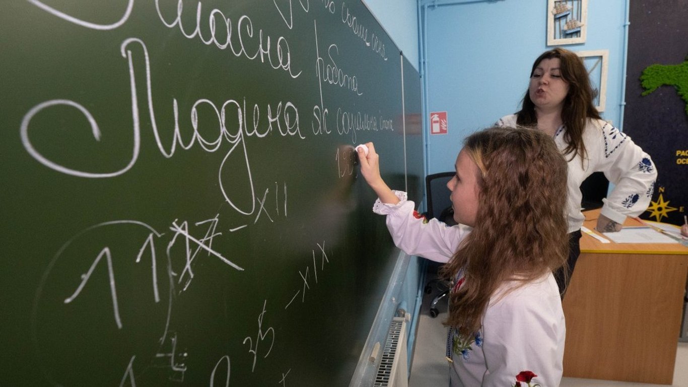 Директори шкіл отримують 35 000 грн: як зросли зарплати керівників освіти