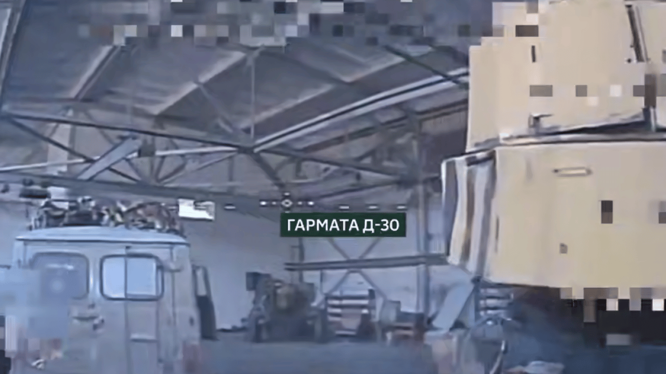 Ukrainian border guards destroyed a Russian D-30 howitzer: unique drone attack video