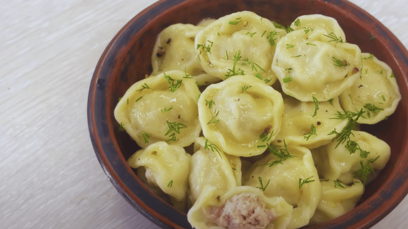 Przepis na idealne pierogi jak u babci: cienkie ciasto i soczyste nadzienie