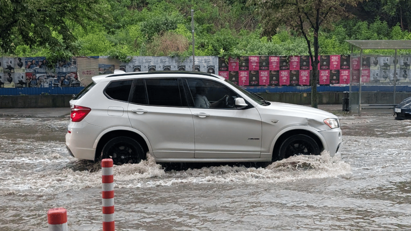 Полуночная норма осадков за сутки: как Киев переживает мощный ливень