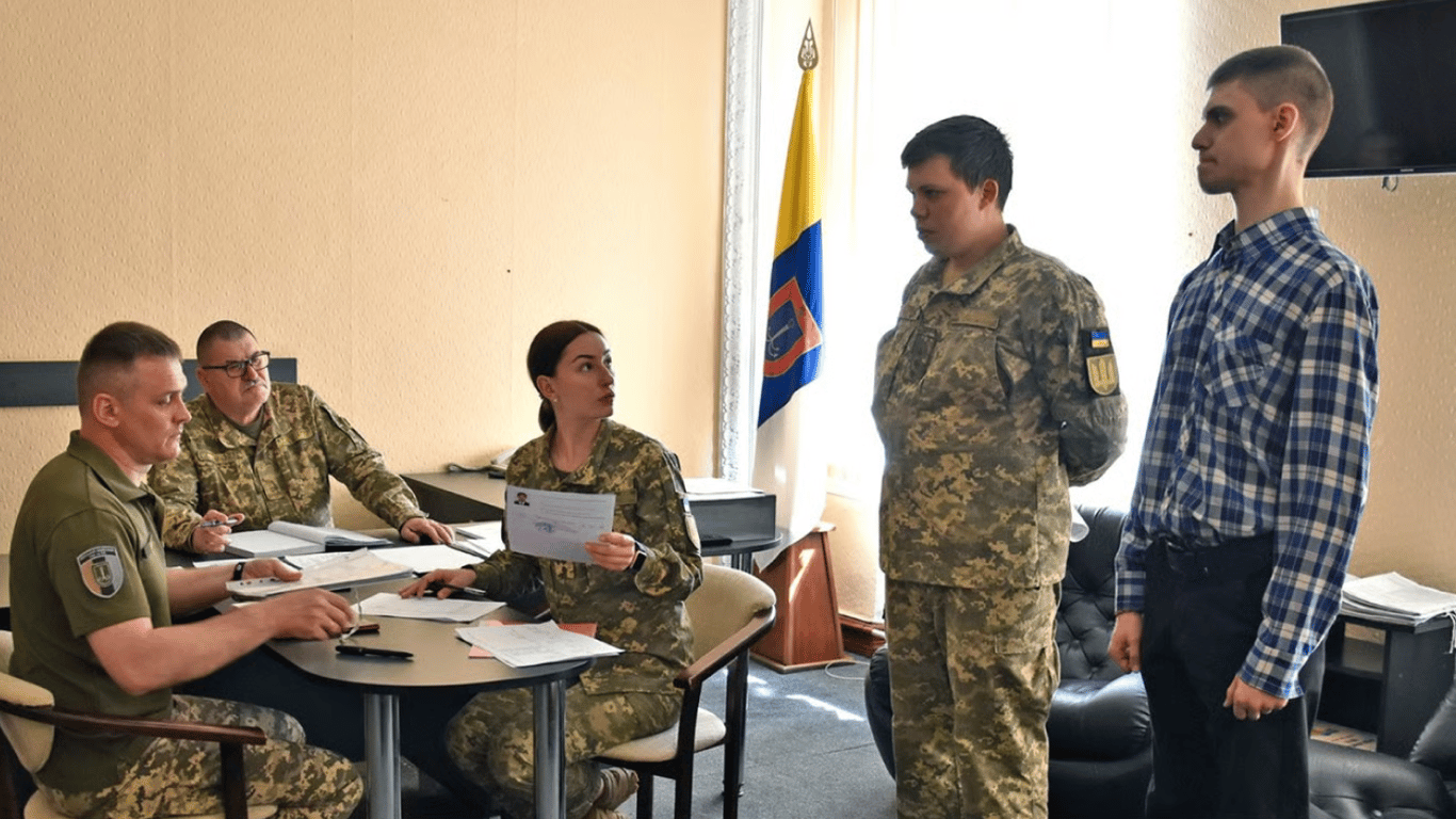 Бронювання від мобілізації: чи потрібно йти до ТЦК та оформлювати відстрочку