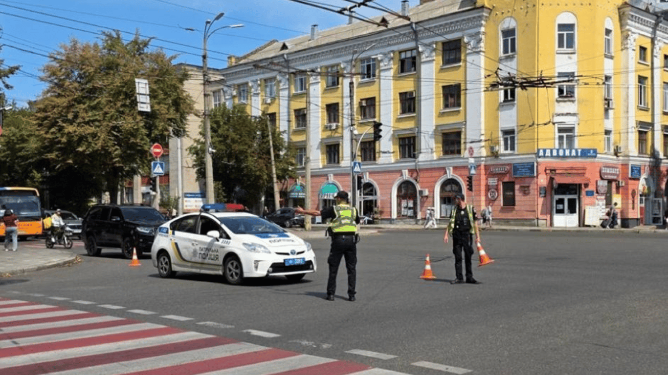 В Черкассах вооруженный человек забаррикадировался в McDonald’s: продолжается спецоперация