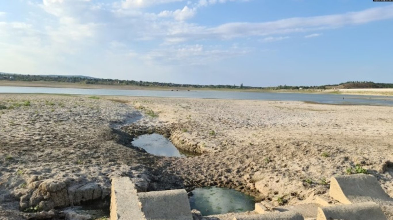 У Криму гостра нестача води: окупанти встановлюють ємності на вулицях
