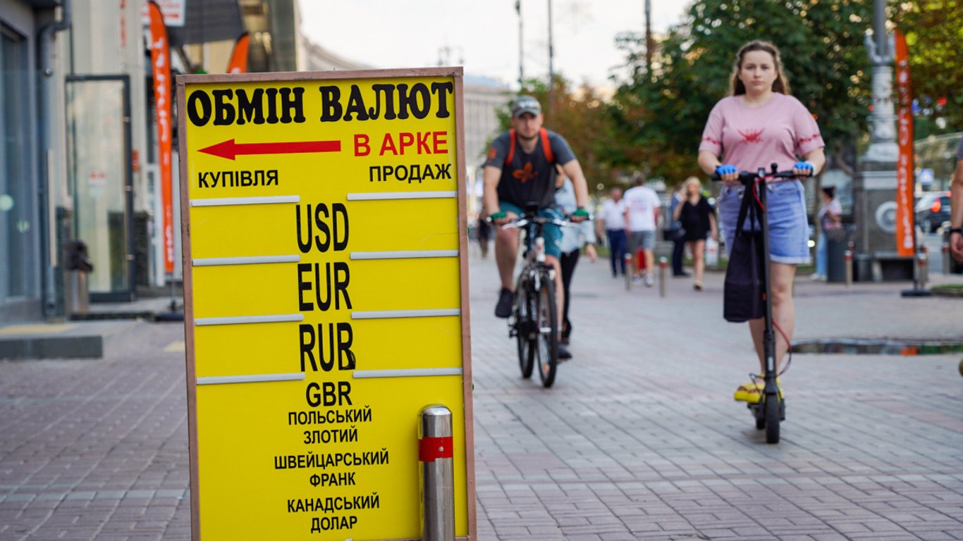 **Долар поступово дорожчає: як це вплине на економіку та ціни в Україні**