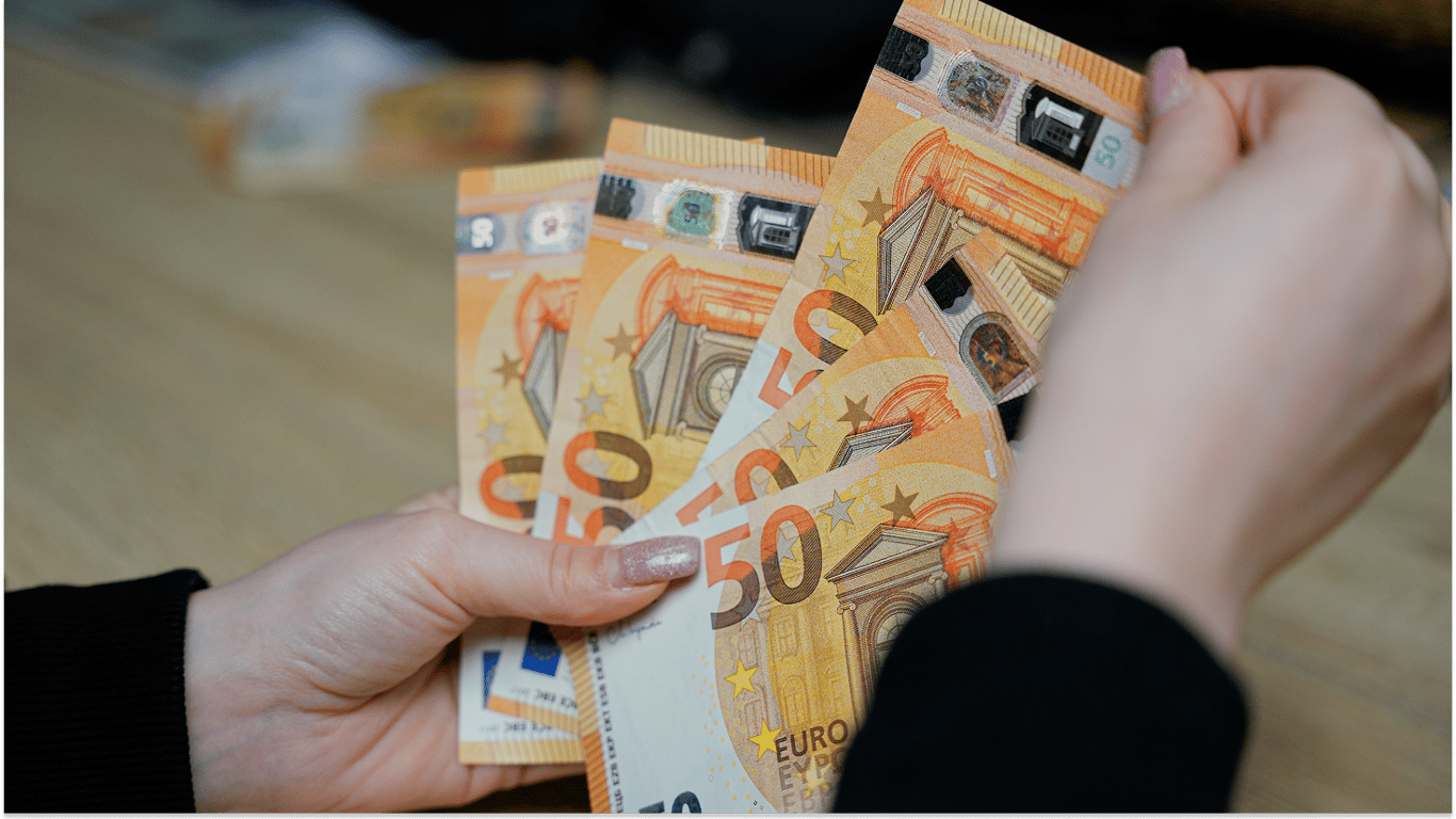 Мінімальна зарплата в Польщі досягла 1100 євро: хто в ЄС отримує більше