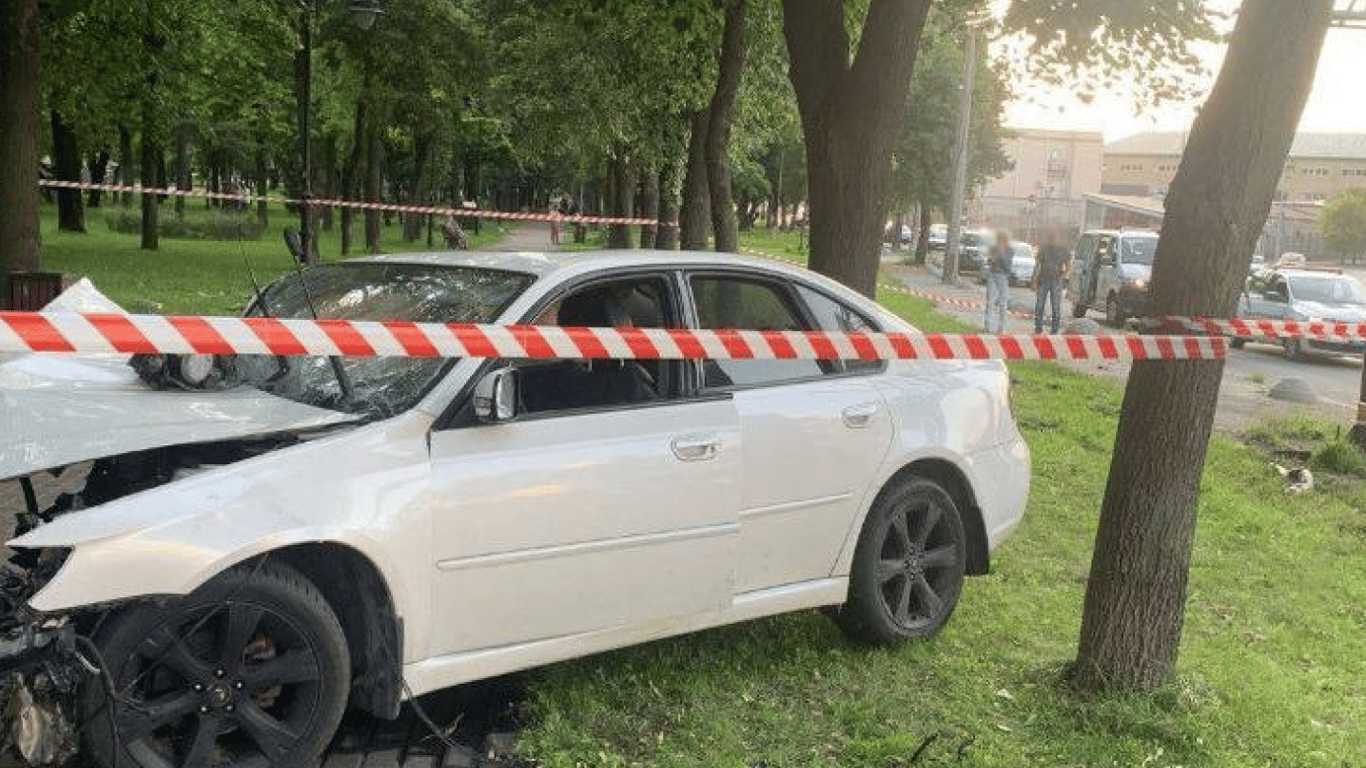 Пьяный водитель в Киеве врезался в дерево: двое женщин с переломами госпитализированы