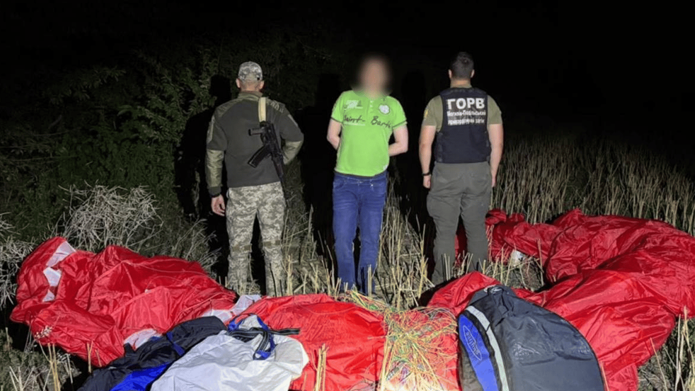 В Хмельницком задержали мужчину, который пытался сбежать в Молдову на параплане