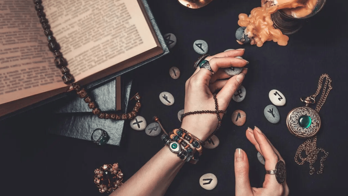 Pełnia Księżyca w Wodniku 9 sierpnia: co runy przewidują dla każdego znaku Zodiaku