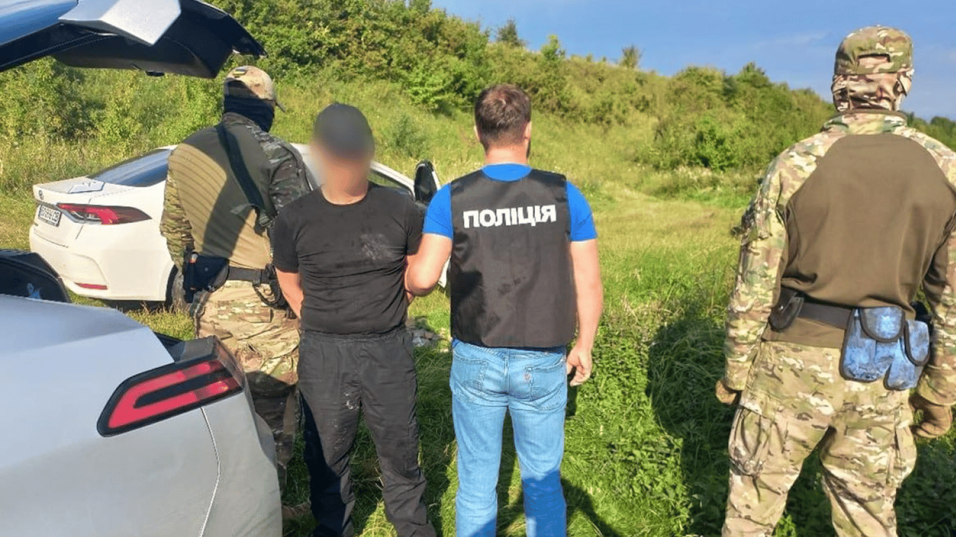 На Тернопольщине раскрыли наркокартель: полиция изъяла 10 кг веществ и схрон со стрелковым оружием