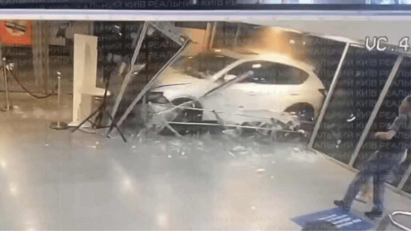 Автомобиль врезался в Ocean Plaza в Киеве: что известно о аварии с пожилой водительницей