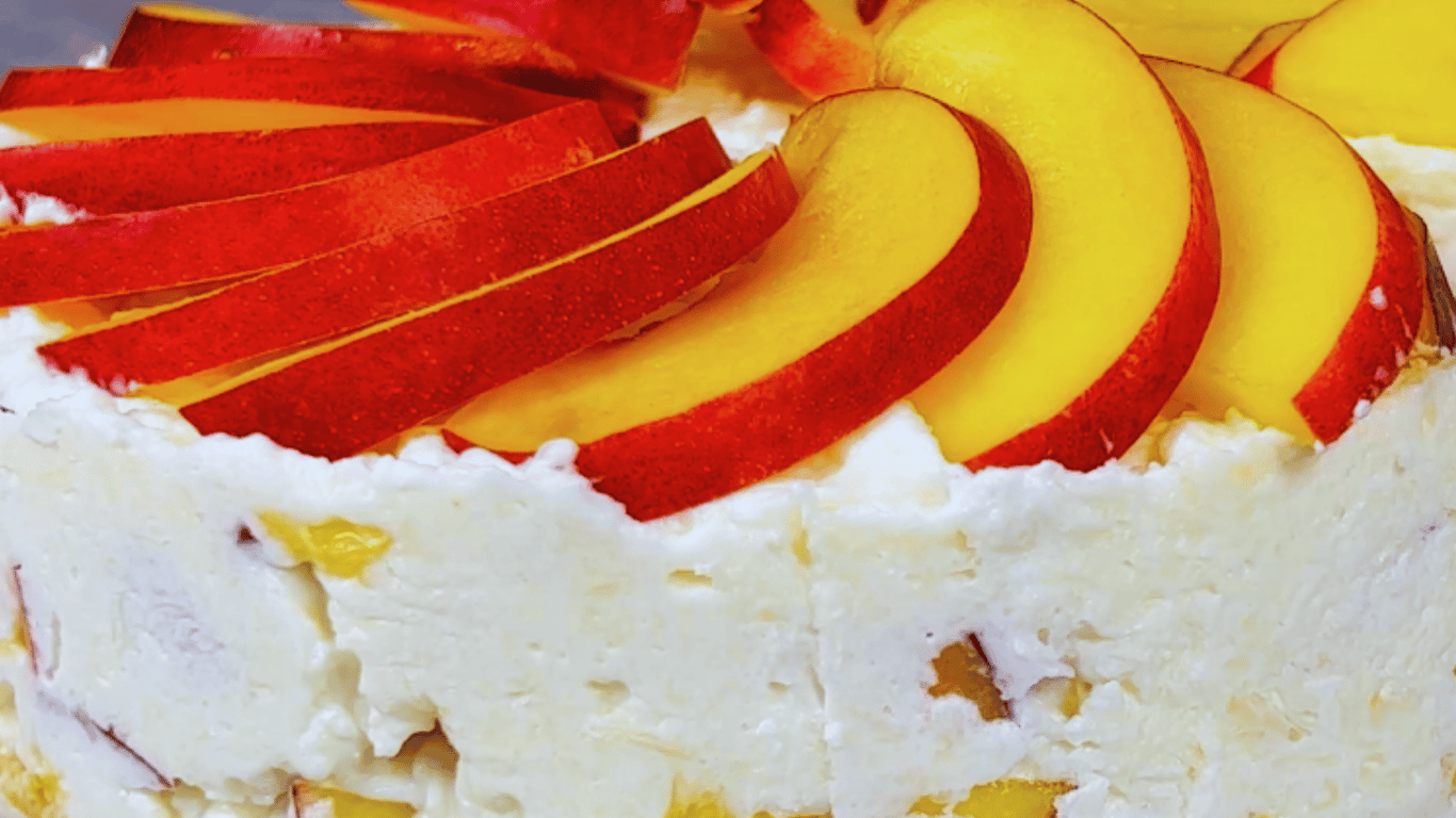 Delikatny deser w 5 minut bez pieczenia: przepis z nektarynami i masą serową