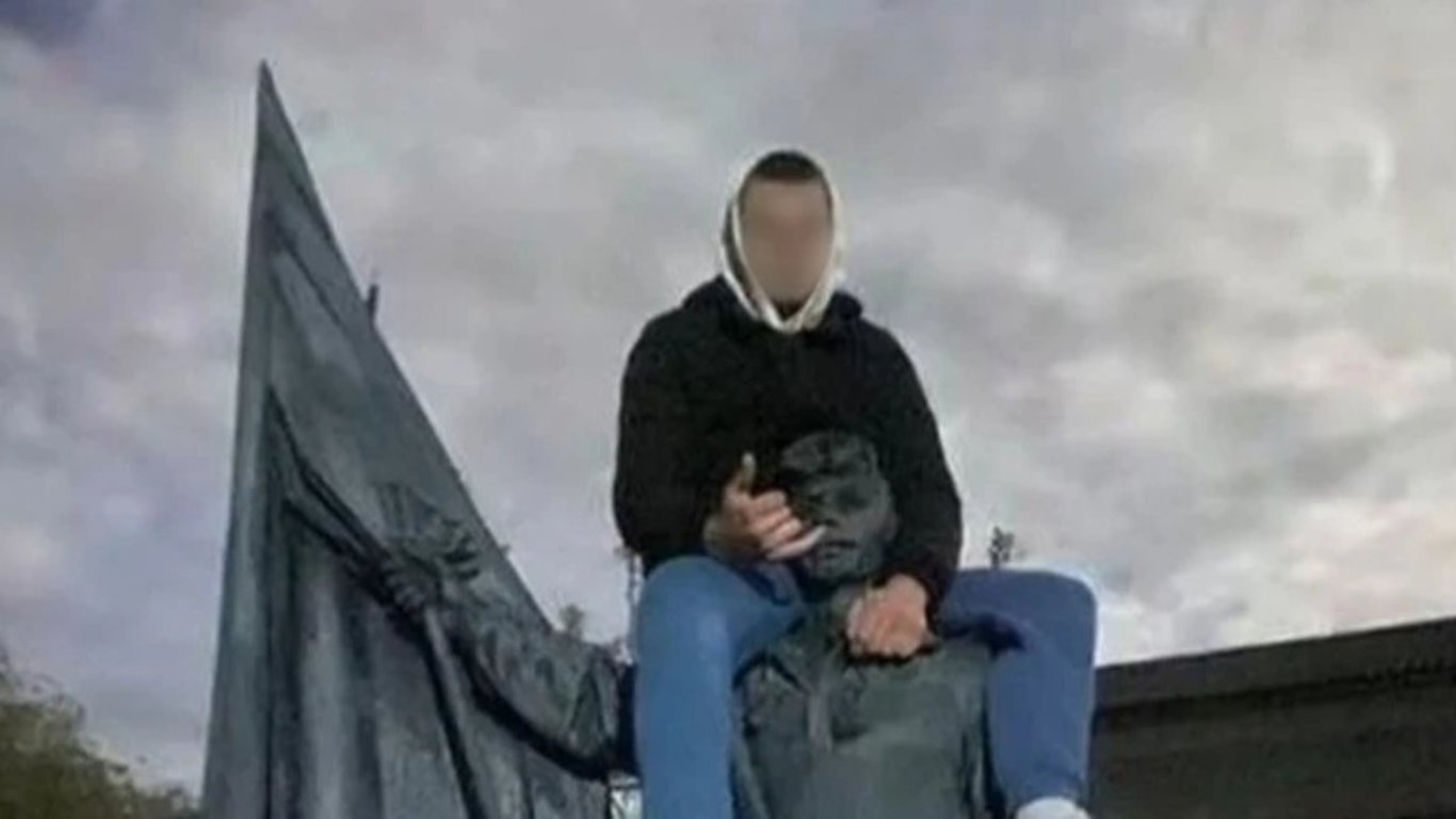 Nastolatek wspiął się na pomnik Bohatera Niebiesnej Sotni: matka ukarana mandatem w wysokości 1400 hrywien