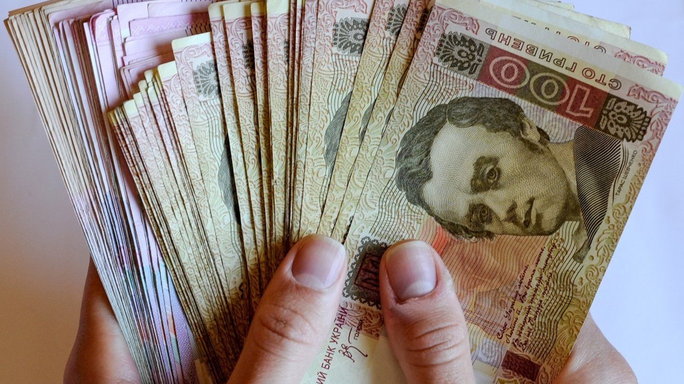 Експерт розповів, скільки гривень треба мати перед купівлею доларів