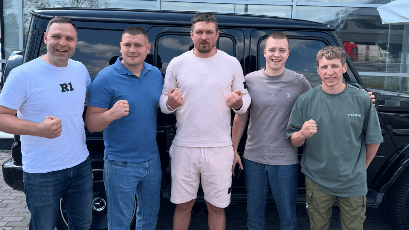 Олександр Усик зустрівся з переможцем аукціону: про що говорили чемпіон та меценат