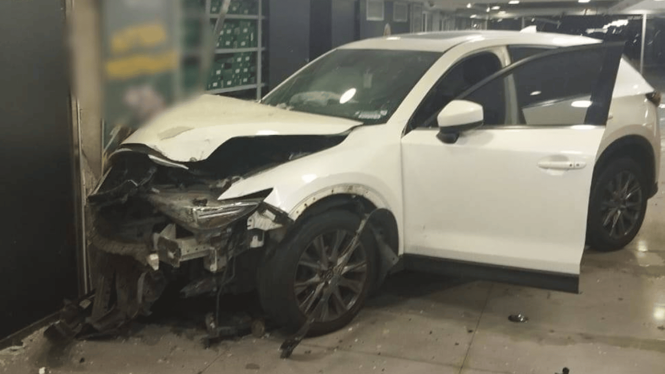 Автомобиль врезался в торговый центр в Киеве: водитель перепутал педали