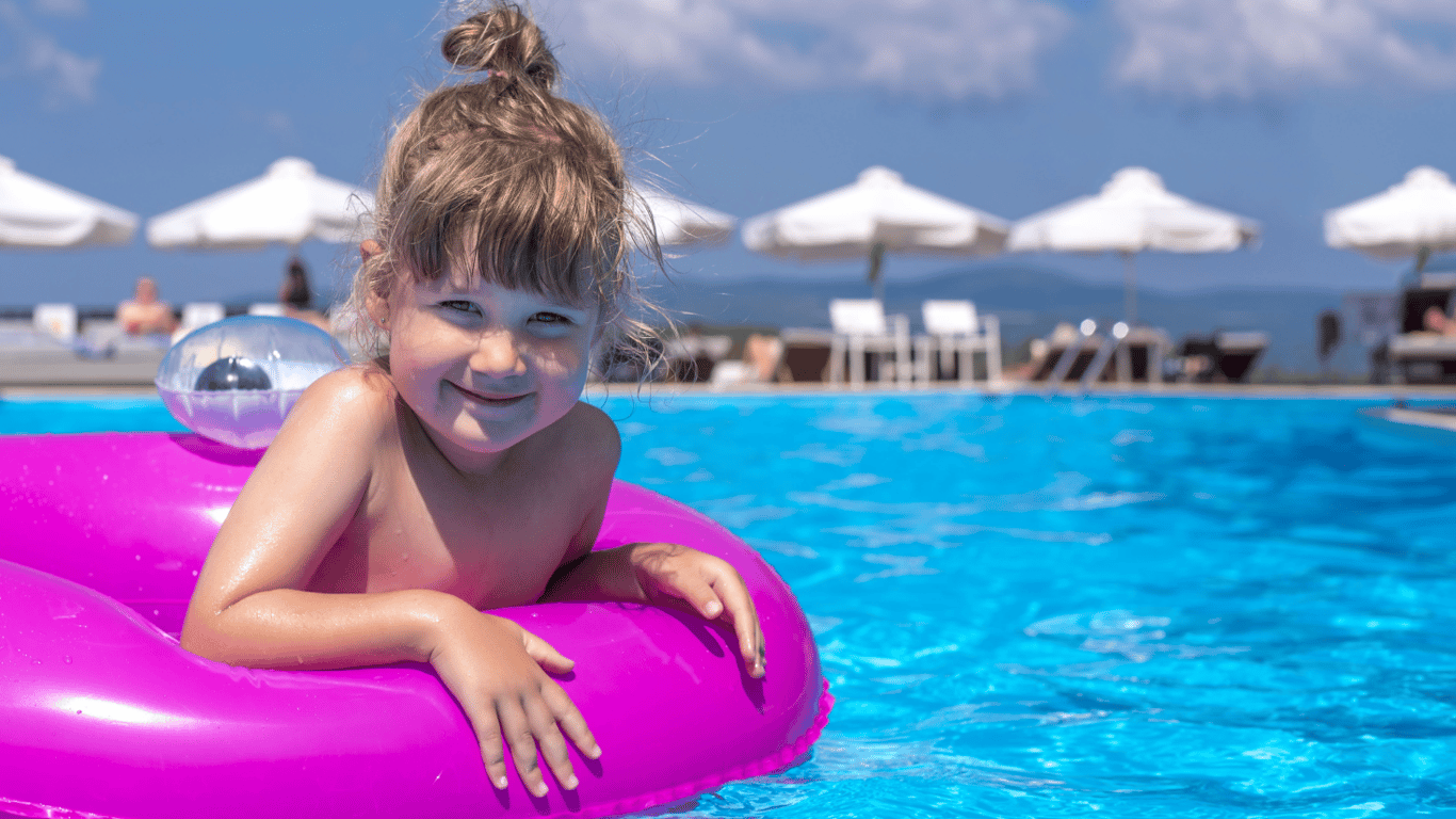 Опасный цвет купальника: какие оттенки могут спасти жизнь ребенка на воде