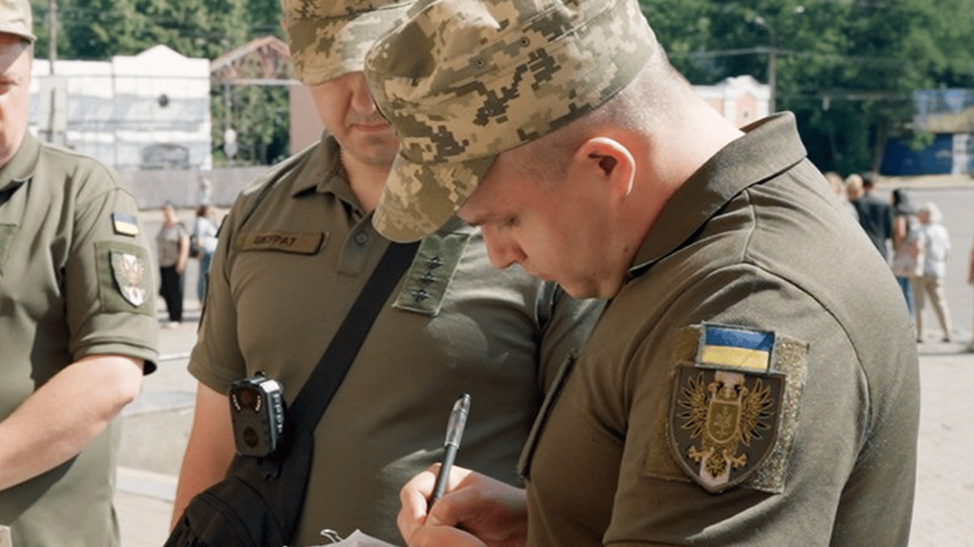 У Миколаєві чоловік напав на працівника ТЦК під час перевірки документів: подробиці конфлікту