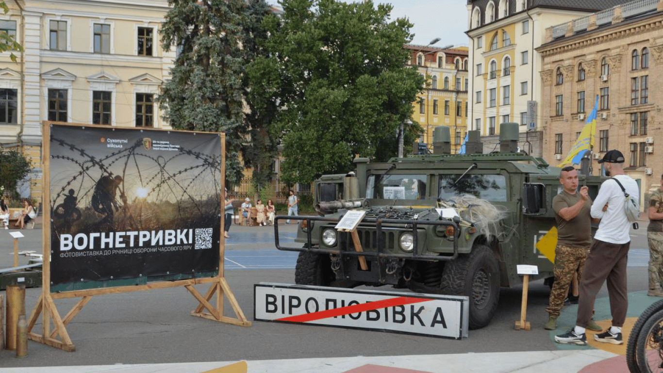 Часів Яр тримається: у Києві відкрили фотовиставку про героїчну оборону міста