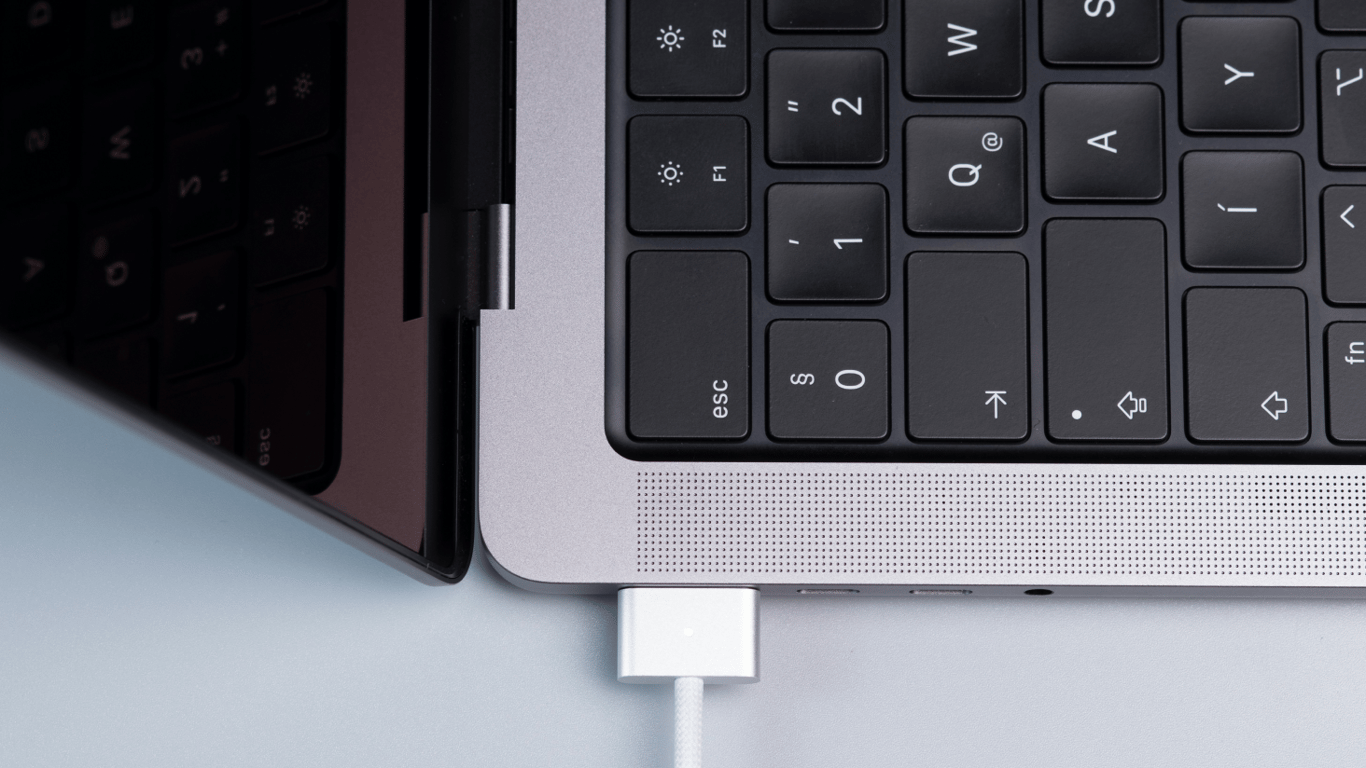 5 laptop charging habits that ruin the battery in a year: how to avoid it