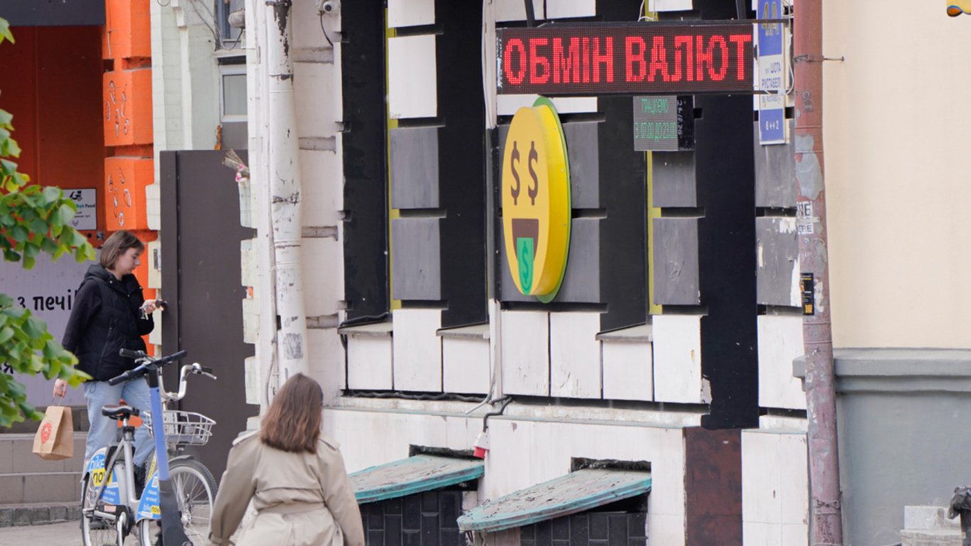 Курс долара в серпні 2025: коли вигідно купувати валюту за прогнозами експертів