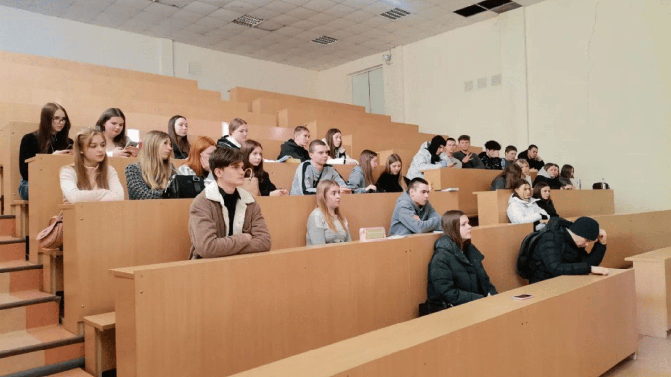 Czy mogą odrzucić z college'u z powodu braku zaświadczenia: wyjaśnienie prawniczki