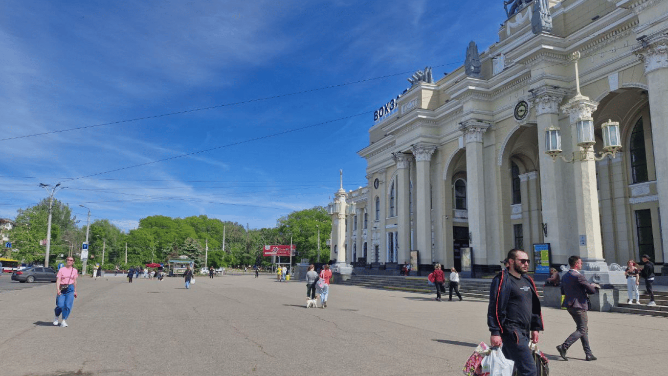 Укрзалізниця меняет маршруты поездов из-за обстрела Днепропетровщины: детали