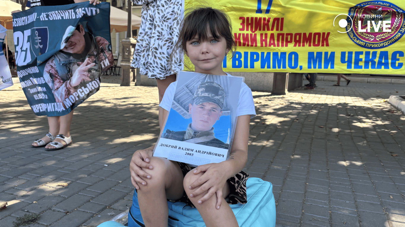 В Одесі вийшли на акцію за полонених: родичі розповіли про біль очікування