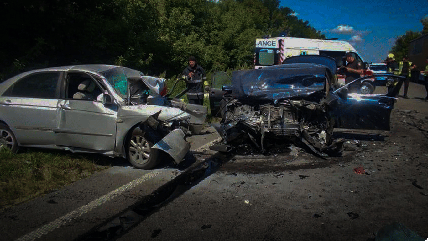 На Львівщині через обгін зіткнулись KIA та BMW: один загинув, іншого госпіталізували